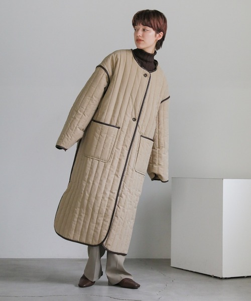 美品☆23区キルティングタフタ ロングコートノーカラー　ゴールドボタン キルティングコート ノーカラー ロング[品番：CLVW0008837