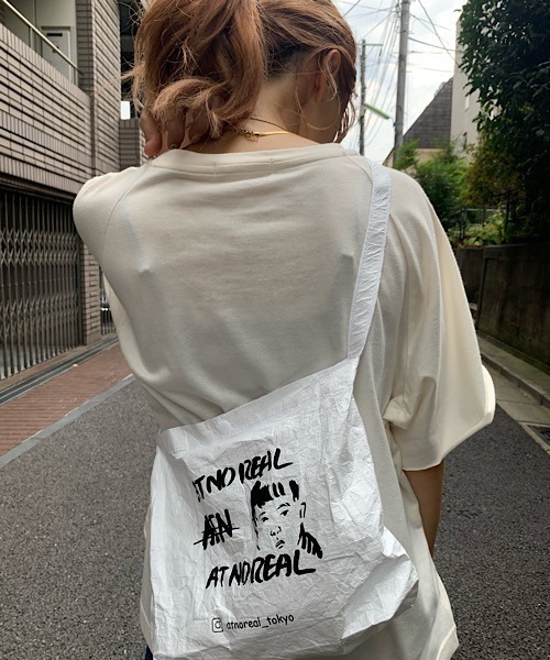 fridge（フリッジ）の「【at no real】タイベック ワンマイルバッグ（ショルダーバッグ・メンズ・ホワイト系その他/ホワイト系その他2/ホワイト系その他3/ホワイト系その他4/ホワイト系その他5・ONESIZE）」の2枚目の写真
