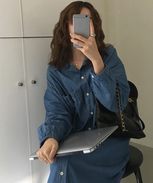 Jewelobe(ジュエローブ)の「ギャザーポケットデニムシャツワンピース(ワンピース・レディース・インディゴブルー/ブルー・FREE)」の3枚目の写真
