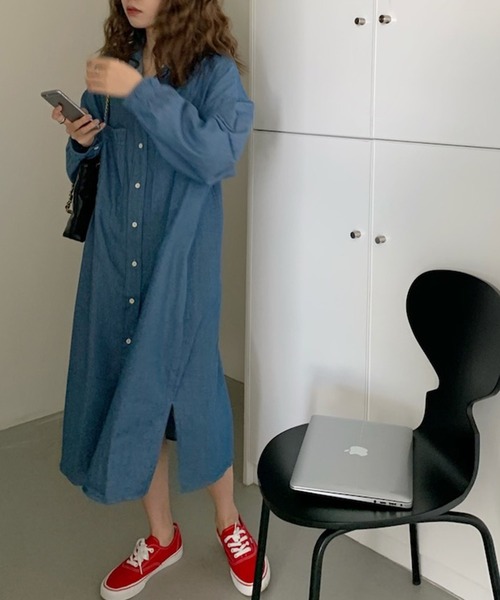 Jewelobe(ジュエローブ)の「ギャザーポケットデニムシャツワンピース(ワンピース・レディース・インディゴブルー/ブルー・FREE)」の4枚目の写真
