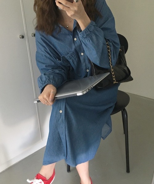 Jewelobe(ジュエローブ)の「ギャザーポケットデニムシャツワンピース(ワンピース・レディース・インディゴブルー/ブルー・FREE)」の5枚目の写真