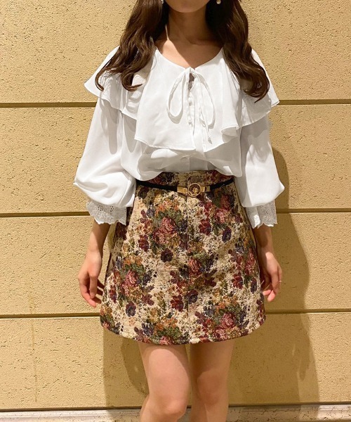 apres jour(アプレジュール)の「ラッフルデザインブラウス【ZOZOTOWN限定アイテム】(シャツ/ブラウス・レディース・ピンクベージュ/オフホワイト/アイボリー・フリー/X-LARGE)」の4枚目の写真
