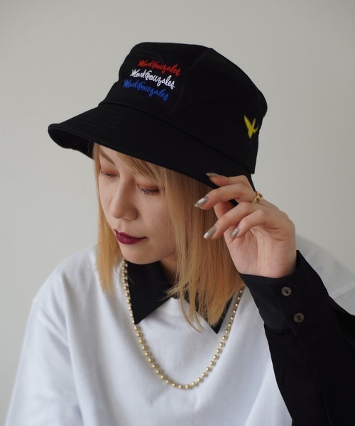 Mark Gonzales（マーク・ゴンザレス）の「【 Mark Gonzales / マークゴンザレス 】 3連 ロゴ 刺繍 バケット ハット（ハット・メンズ・ベージュ/ネイビー/ブラック・FREE）」の2枚目の写真