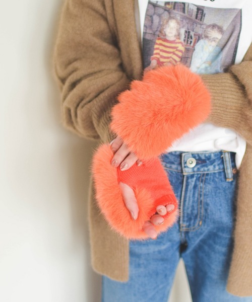 Ray BEAMS（レイビームス）の「Ray BEAMS / フェイク ミンク ハンドウォーマー（手袋・レディース・オレンジ/ミント・ONE SIZE）」の2枚目の写真