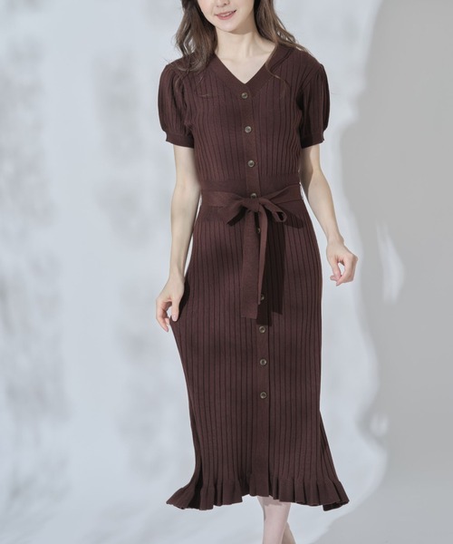tocco closet(トッコ クローゼット)の「ウエストりぼん付きフロントボタン裾フリルシャリ感リブニットワンピース(ワンピース・レディース・グレイッシュブルー/ダークブラウン/ライトカーキ/チャコール/ラベンダー・M)」の3枚目の写真