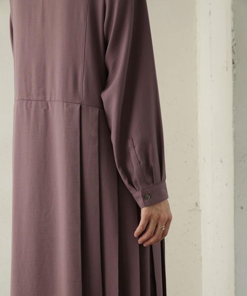 URBAN RESEARCH DOORS（アーバンリサーチドアーズ）の「プリーツ切替ワンピース（ワンピース・レディース・チャコールグレー/ブラウン/カーキ/ピンク・ONE）」の9枚目の写真