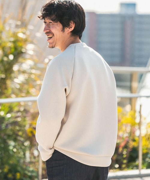 ITEMS URBANRESEARCH（アイテムズ アーバンリサーチ）の「ダンボール ラグランクルーネック（スウェット・メンズ・ブラウン/ベージュ/グレー/ブラック・LARGE/MEDIUM）」の6枚目の写真