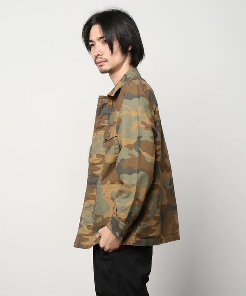 Maison Kitsune(メゾンキツネ)の「Camp Print Camo Military Jacket(ミリタリージャケット・メンズ・カーキ系/ベージュ系その他・XL/L/S/M/XS)」の4枚目の写真