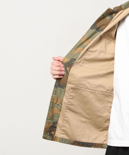 Maison Kitsune(メゾンキツネ)の「Camp Print Camo Military Jacket(ミリタリージャケット・メンズ・カーキ系/ベージュ系その他・XL/L/S/M/XS)」の3枚目の写真