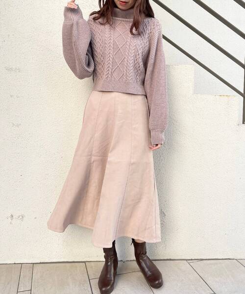 MAJESTIC LEGON(マジェスティックレゴン)の「ショートタートルニット(ニット/セーター・レディース・ブラック/ベージュ/グレー/アイボリー・MEDIUM)」の8枚目の写真