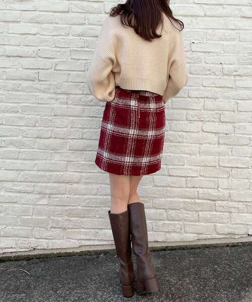 MAJESTIC LEGON(マジェスティックレゴン)の「ショートタートルニット(ニット/セーター・レディース・ブラック/ベージュ/グレー/アイボリー・MEDIUM)」の9枚目の写真