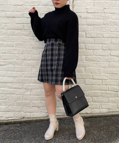 MAJESTIC LEGON(マジェスティックレゴン)の「ショートタートルニット(ニット/セーター・レディース・ブラック/ベージュ/グレー/アイボリー・MEDIUM)」の13枚目の写真