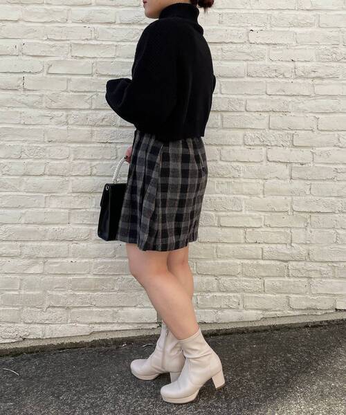 MAJESTIC LEGON(マジェスティックレゴン)の「ショートタートルニット(ニット/セーター・レディース・ブラック/ベージュ/グレー/アイボリー・MEDIUM)」の20枚目の写真