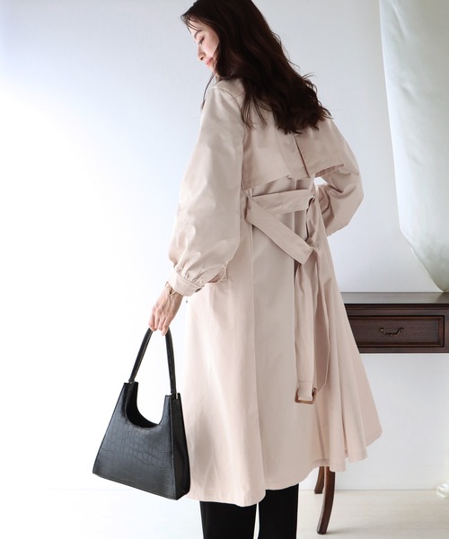BLUEEAST(ブルーイースト)の「ボリュームスリーブトレンチコート(トレンチコート・レディース・ベージュ/カーキ/アイボリー・MEDIUM)」の4枚目の写真