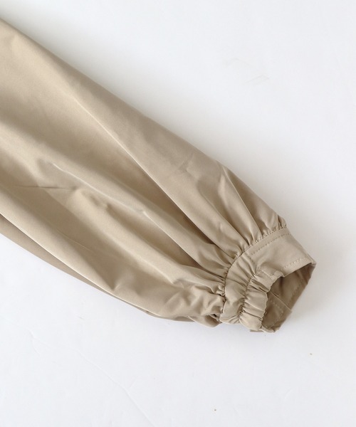 BLUEEAST(ブルーイースト)の「ボリュームスリーブトレンチコート(トレンチコート・レディース・ベージュ/カーキ/アイボリー・MEDIUM)」の15枚目の写真