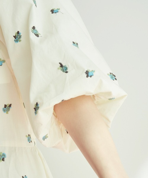 CHICWISH(シックウィッシュ)｜小花刺繍スクエアネックワンピース VIS（ビス）の「小花柄刺繍スクエアネックワンピース