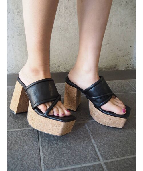 EVRIS（エヴリス）の「コルクスクエアトゥサンダル（サンダル・レディース・ブラック/アイボリー/その他1・SMALL/MEDIUM/LARGE）」の3枚目の写真