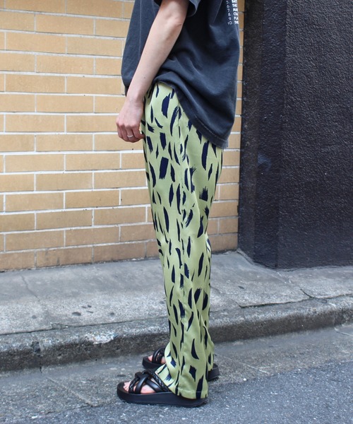 DROIT BELLO(ドロイトベロ)の「DROIT BELLO(ドロイトベロ) ペイント柄イージーパンツ(その他パンツ・レディース・グリーン/ブラック・FREE)」の3枚目の写真