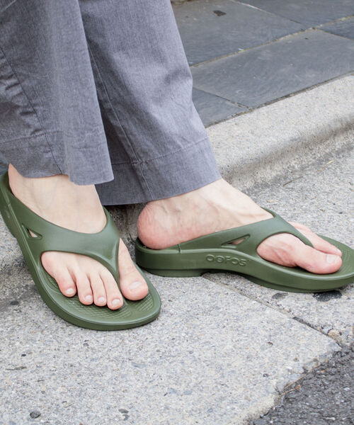OOFOS（ウーフォス）の「【OOFOS/ウーフォス】 OOriginal リカバリーサンダル FLIP FLOP（サンダル・メンズ・ブラック/ダークブラウン/オリーブ・26/27/28）」の3枚目の写真