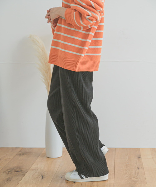 ITEMS URBANRESEARCH(アイテムズ アーバンリサーチ)の「プリーツシャーリングパンツ(その他パンツ・レディース・グリーン/ベージュ/ベージュ系その他/ブラック・FREE)」の11枚目の写真