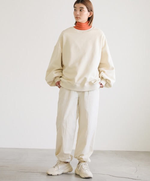 select MOCA（セレクトモカ）の「裏起毛ビッグボリュームスウェットトップス（スウェット・レディース・ブラック/アイボリー/グレイッシュベージュ・FREE）」の4枚目の写真