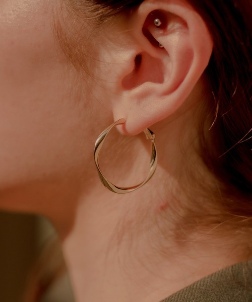 novice（ノーヴィス）の「【novice】Twisted Hoop Pierce（ピアス（両耳用）・レディース・シルバー/ゴールド・FREE）」の2枚目の写真