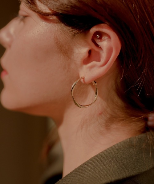 novice（ノーヴィス）の「【novice】Twisted Hoop Pierce（ピアス（両耳用）・レディース・シルバー/ゴールド・FREE）」の5枚目の写真