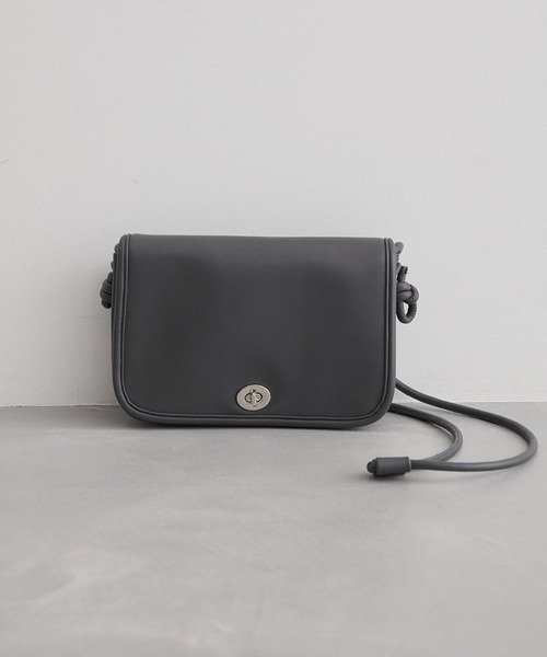 JUNRED（ジュンレッド）の「シンセティックレザーショルダーバッグ（ショルダーバッグ・メンズ・ブラック/チャコールグレー/ブラック系その他・FREE）」の4枚目の写真