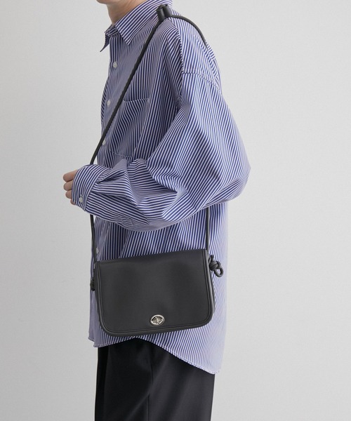 JUNRED（ジュンレッド）の「シンセティックレザーショルダーバッグ（ショルダーバッグ・メンズ・ブラック/チャコールグレー/ブラック系その他・FREE）」の9枚目の写真