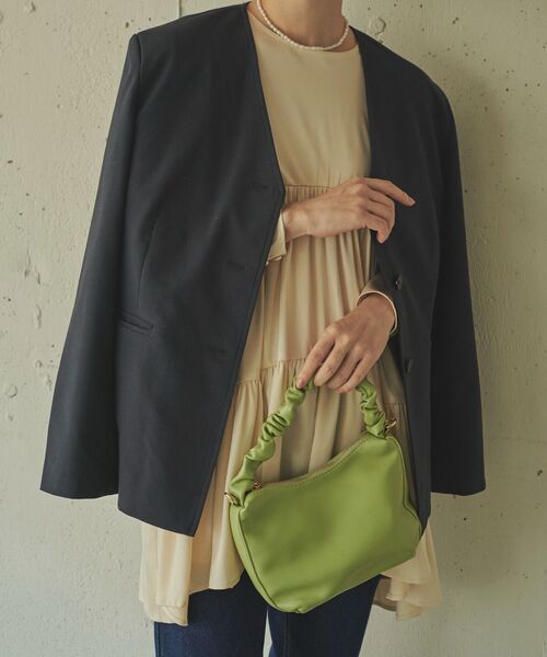 Kari & lili（カウリアンドリィリィ）の「gather handle bag（ショルダーバッグ・レディース・グリーン/ブラック・ONE SIZE）」の4枚目の写真