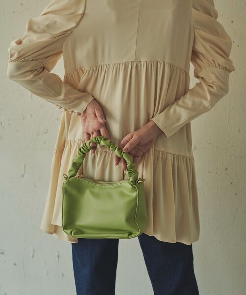 Kari & lili（カウリアンドリィリィ）の「gather handle bag（ショルダーバッグ・レディース・グリーン/ブラック・ONE SIZE）」の3枚目の写真