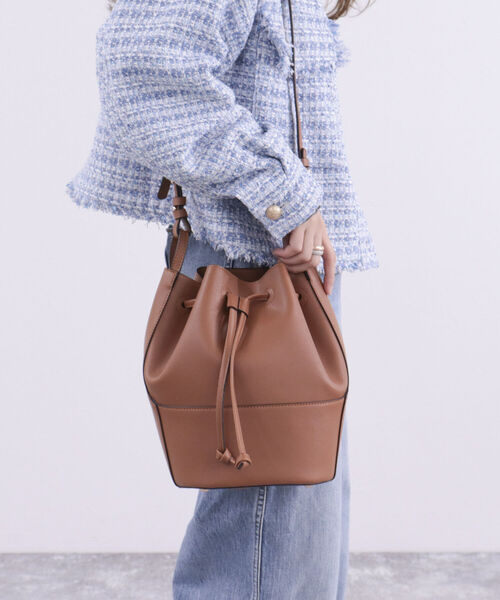 fredy emue（フレディエミュ）の「2ベルト巾着ショルダーバッグ（ショルダーバッグ・レディース・キャメル/ブラック/グレイッシュベージュ・FREE）」の3枚目の写真