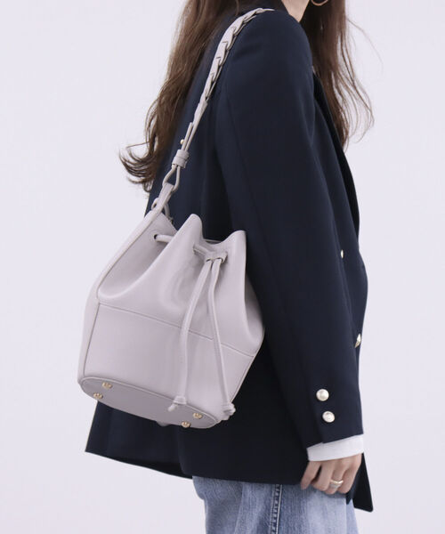 fredy emue（フレディエミュ）の「2ベルト巾着ショルダーバッグ（ショルダーバッグ・レディース・キャメル/ブラック/グレイッシュベージュ・FREE）」の2枚目の写真