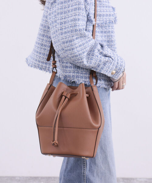 fredy emue（フレディエミュ）の「2ベルト巾着ショルダーバッグ（ショルダーバッグ・レディース・キャメル/ブラック/グレイッシュベージュ・FREE）」の4枚目の写真