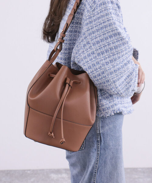 fredy emue（フレディエミュ）の「2ベルト巾着ショルダーバッグ（ショルダーバッグ・レディース・キャメル/ブラック/グレイッシュベージュ・FREE）」の5枚目の写真