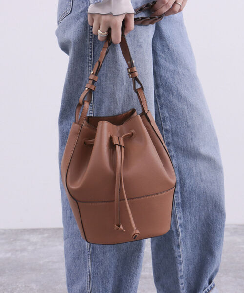 fredy emue（フレディエミュ）の「2ベルト巾着ショルダーバッグ（ショルダーバッグ・レディース・キャメル/ブラック/グレイッシュベージュ・FREE）」の7枚目の写真