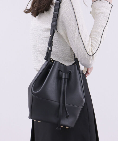 fredy emue（フレディエミュ）の「2ベルト巾着ショルダーバッグ（ショルダーバッグ・レディース・キャメル/ブラック/グレイッシュベージュ・FREE）」の10枚目の写真