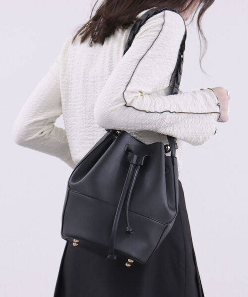 fredy emue（フレディエミュ）の「2ベルト巾着ショルダーバッグ（ショルダーバッグ・レディース・キャメル/ブラック/グレイッシュベージュ・FREE）」の11枚目の写真