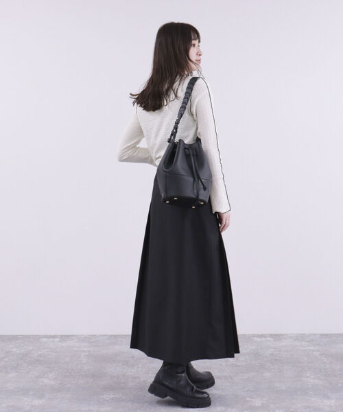 fredy emue（フレディエミュ）の「2ベルト巾着ショルダーバッグ（ショルダーバッグ・レディース・キャメル/ブラック/グレイッシュベージュ・FREE）」の13枚目の写真