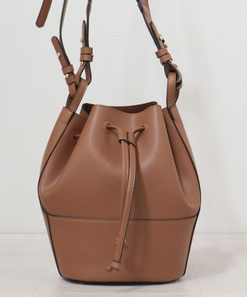 fredy emue（フレディエミュ）の「2ベルト巾着ショルダーバッグ（ショルダーバッグ・レディース・キャメル/ブラック/グレイッシュベージュ・FREE）」の18枚目の写真