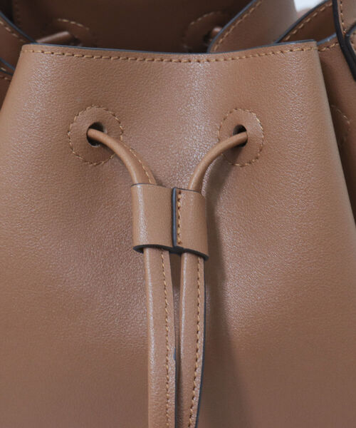 fredy emue（フレディエミュ）の「2ベルト巾着ショルダーバッグ（ショルダーバッグ・レディース・キャメル/ブラック/グレイッシュベージュ・FREE）」の22枚目の写真