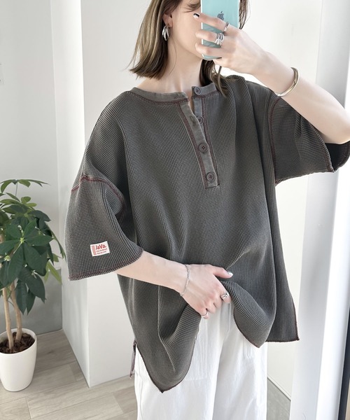 Java(ジャバ)の「《JAVAジャバ 別注》ラフヴィンテージ。2wayピグメントワッフル バックヘンリープルオーバー(Tシャツ/カットソー・レディース・ブルー/チャコールグレー/アイボリー・LARGE/MEDIUM/SMALL/X-LARGE)」の13枚目の写真