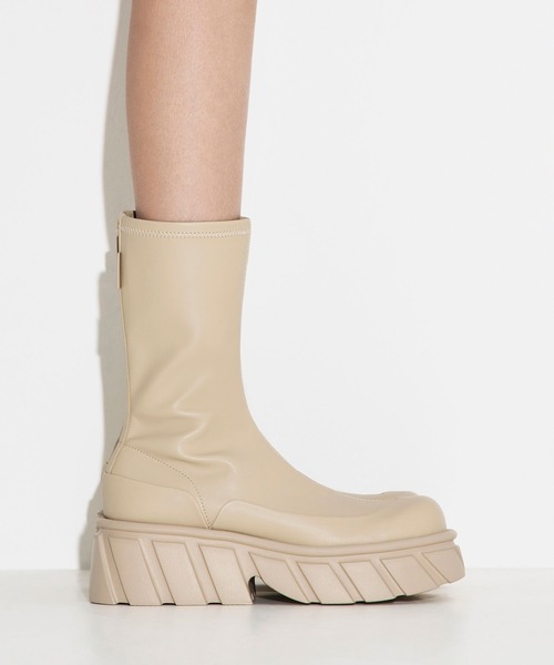 CHARLES & KEITH（チャールズ & キース）の「Abeerdenアバディーンサイドジッププラットフォームブーツ（ブーツ・レディース・ブラック/オフホワイト・23cm/23.5cm/24.5cm/25cm/25.5cm/22.5cm）」の15枚目の写真