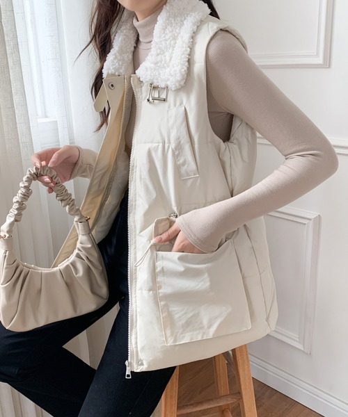 ABITOKYO（アビトーキョー）の「襟ボアスタンドカラー中綿ベスト（ダウンベスト・レディース・ベージュ/ブラック/アイボリー・FREE）」の9枚目の写真