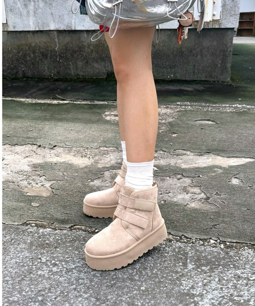 R&E(アールアンドイー)の「【R&E】Wベルト厚底フェイクムートンブーツ(ブーツ・レディース・ベージュ系その他/ブラック/ベージュ・S/M/L/LL)」の2枚目の写真