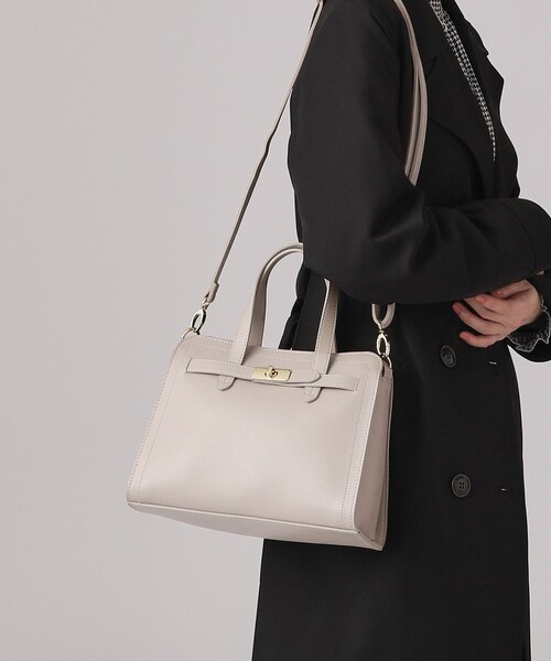 SHOO・LA・RUE（シューラルー）の「◆【セレモニーやお仕事に】金具ベルト トートバッグ（トートバッグ・レディース・ベージュ系4/グレー/ブラック・00）」の4枚目の写真