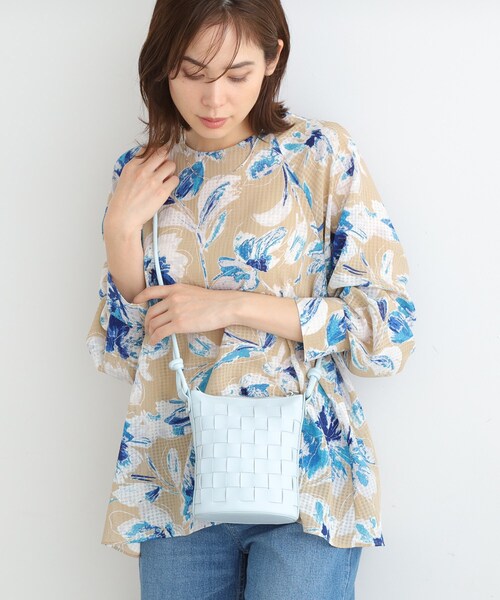 INDIVI(インディヴィ)の「◆【合皮/トレンド】クロス編みポシェットバッグ(ショルダーバッグ・レディース・ライトブルー/ブラック・00)」の5枚目の写真