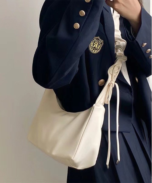 by muni:r（バイ ムニール）の「リボンシャーリングショルダーバッグ（ショルダーバッグ・レディース・ホワイト/ブラック・ONE SIZE）」の2枚目の写真