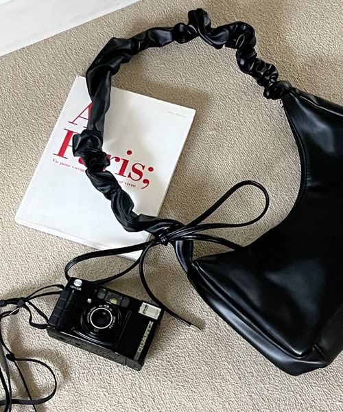 by muni:r（バイ ムニール）の「リボンシャーリングショルダーバッグ（ショルダーバッグ・レディース・ホワイト/ブラック・ONE SIZE）」の12枚目の写真