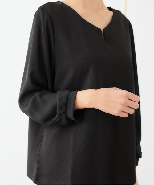 RIRIYANO（リリヤーノ）の「大人上品見えボールホック付きブラウス（ビジネスシャツ・レディース・ブラック/ネイビー/オフホワイト・SMALL/LARGE/X-LARGE/XX-LARGE/MEDIUM）」の7枚目の写真